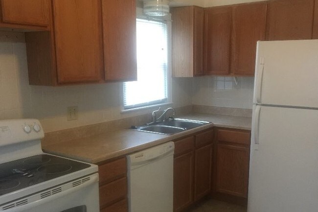 Kitchen - 747 Kenwick Rd
