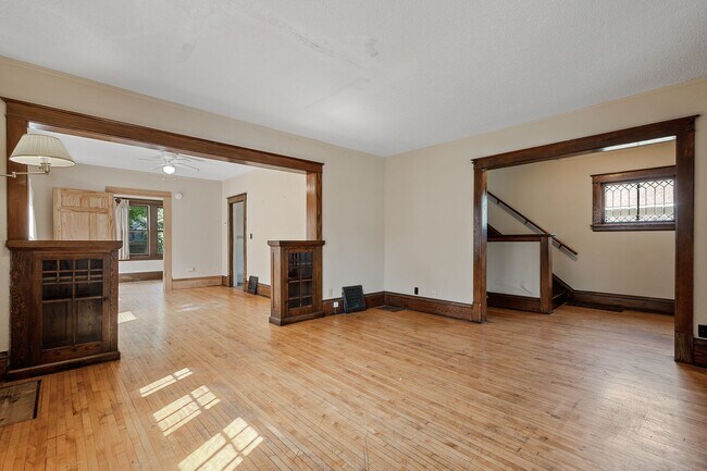 Building Photo - SPACIOUS 4BD/2BA House in Como! Close to U...