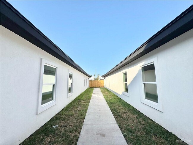 Building Photo - 27 Selena St