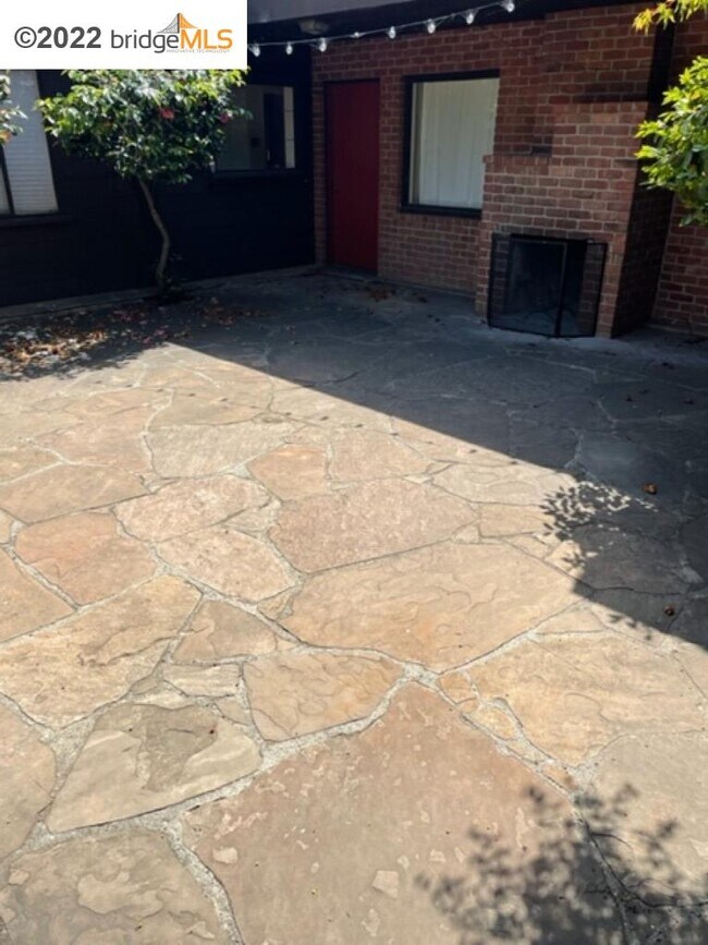 Foto del edificio - 12 Garden Dr