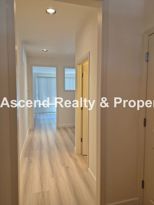 Building Photo - Available NOW! Updated in Arbor Roses 3Bed...