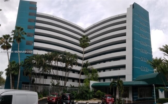 Building Photo - 1700 NW N River Dr