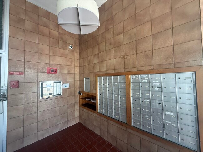 Foto del edificio - 5050 Washington St