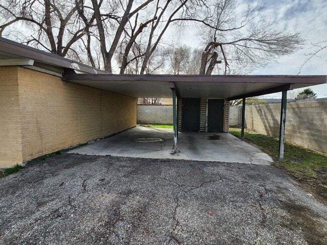 Building Photo - Weg3650 (4Plex)