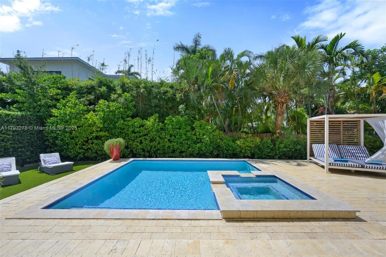 Foto principal - 7800 Center Bay Dr