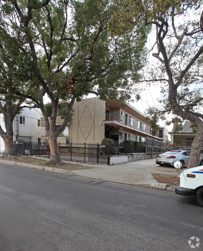 Primary Photo - 1189 N Alexandria Ave