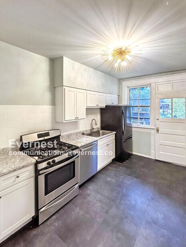 Foto del edificio - 4166 Russell Blvd