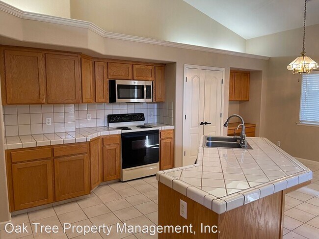 Building Photo - 4 br, 2 bath House - 9718 N. Sierra Vista ...