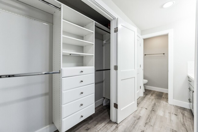 Building Photo - Queen Anne 2-Bed Condo with Parking & Pool!