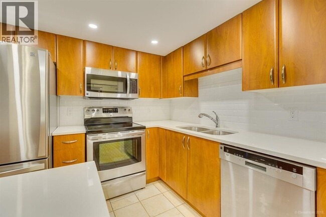 Photo du bâtiment - 285 Newport Dr