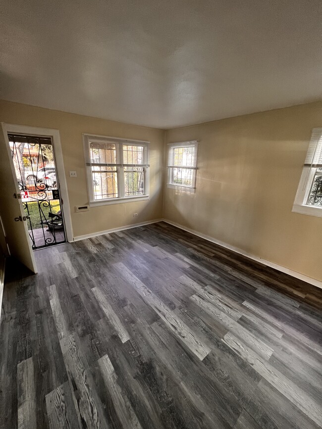 Building Photo - 1452 W 60th Pl