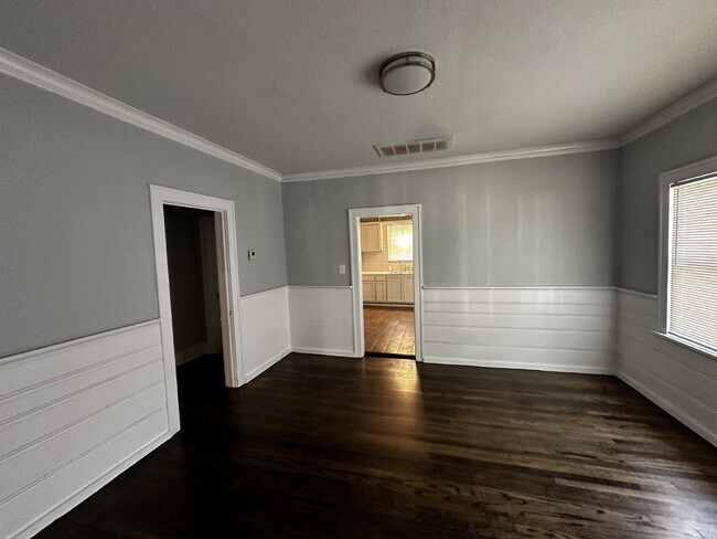 Building Photo - 3/1 Charmer in Owen Park!