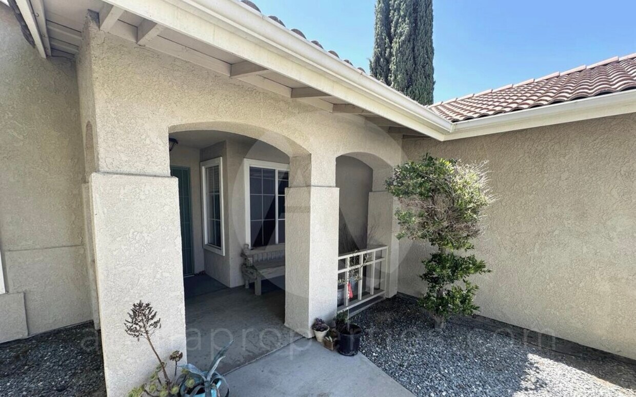 Primary Photo - 873 E Julia Way