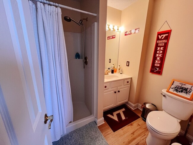 Building Photo - 2 Bedroom, 2.5 Bath Townhouse with Garage ...