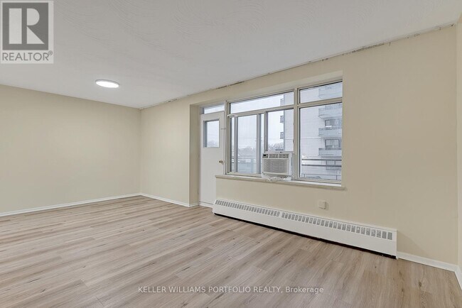 Photo du bâtiment - 825 Kennedy Rd