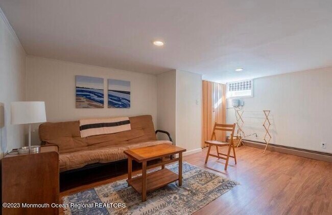 Foto del edificio - 817 Drummond Ave