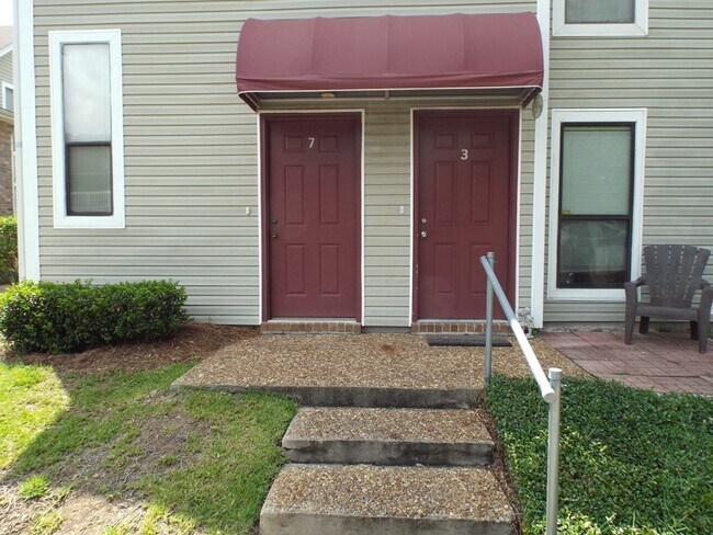 Building Photo - Spacious Sunrunner Place 2/2 Condo with Vaulted Ceilings, Community Pool & Prime Pensacola Location