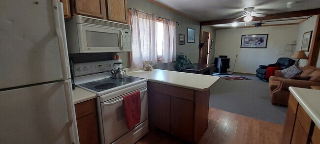 Foto del edificio - Cozy Red Cabin in Boise County - 30 Minute...