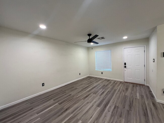 Building Photo - NICE 2 BEDROOM TOWNHOME!