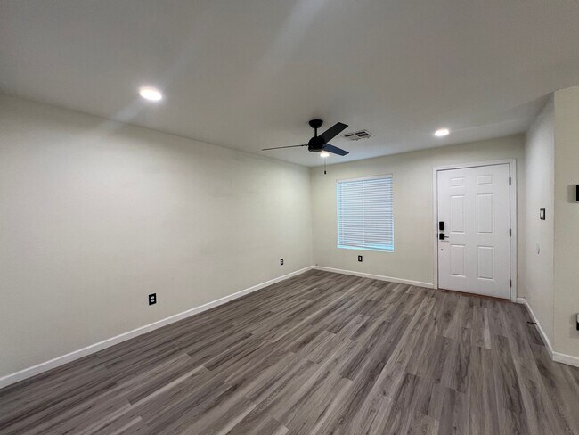 Foto del edificio - NICE 2 BEDROOM TOWNHOME!