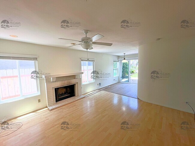 Foto del edificio - Two Story 3BD/2.5BA Home In Carmel Valley
