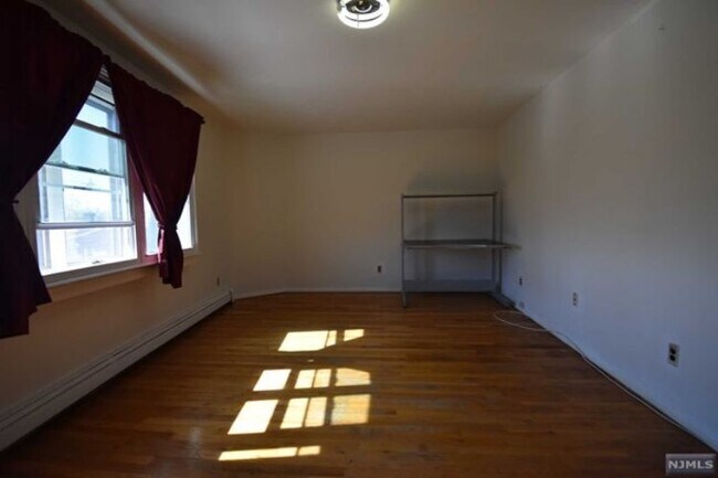 Building Photo - 549 Anderson Ave
