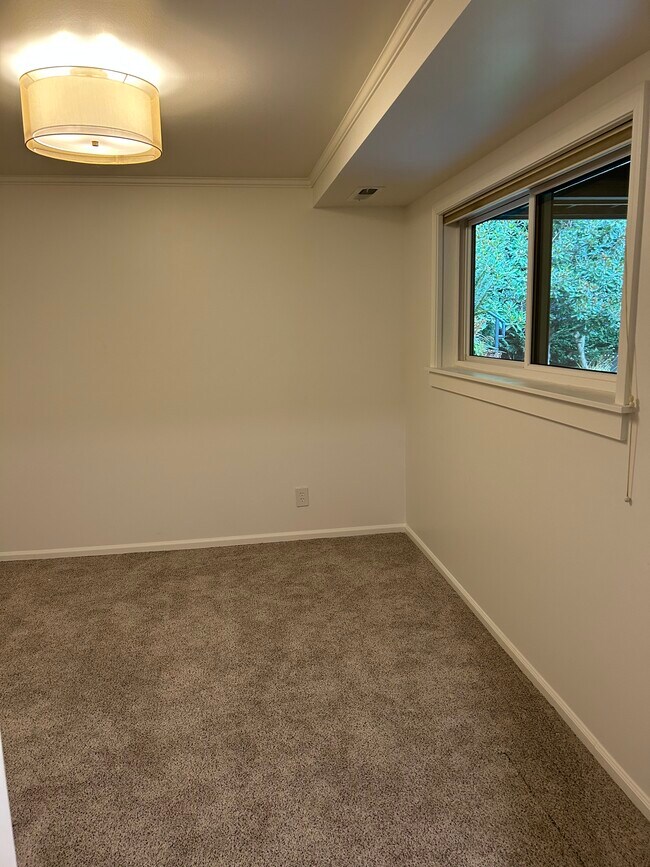 10x12 bedroom with new carpet - 908 NW 105th St