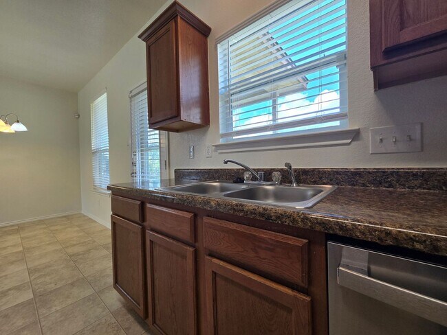 Foto del edificio - RENT REDUCTION - AVAILABLE NOW!