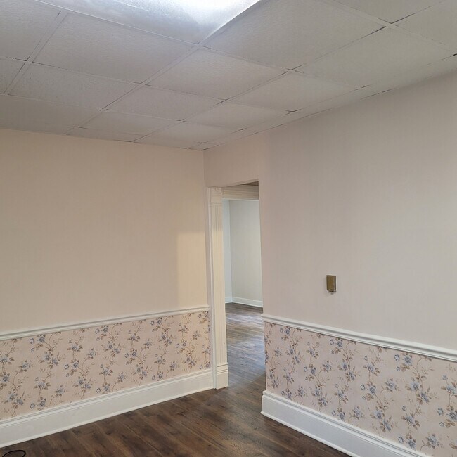 Building Photo - 1050 N B St