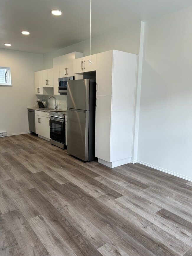 Photo du bâtiment - 12037-12059 59 St NW