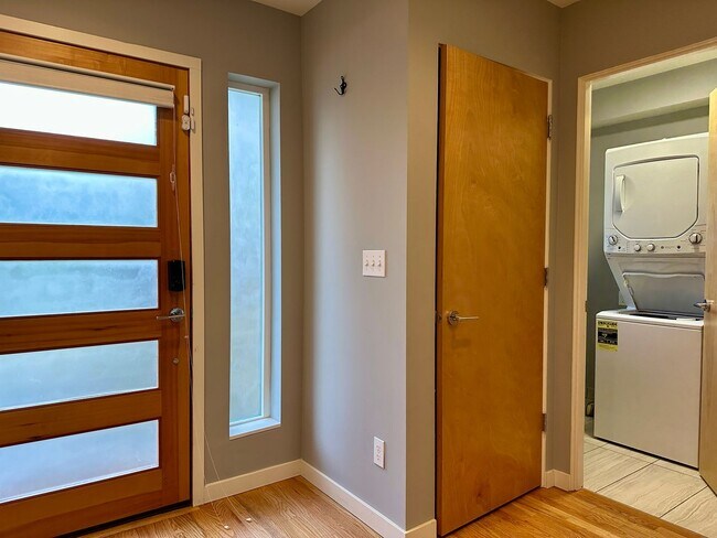Foto del edificio - 2 bed Ballard Townhouse with everything.
