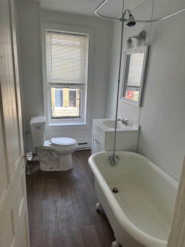 Foto del edificio - 368 E Philadelphia St