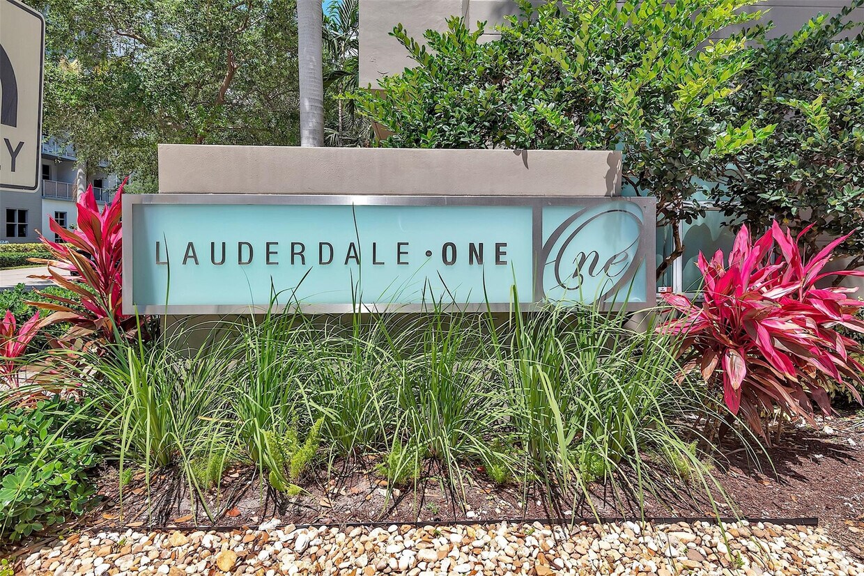 Foto principal - 2421 NE 65th St