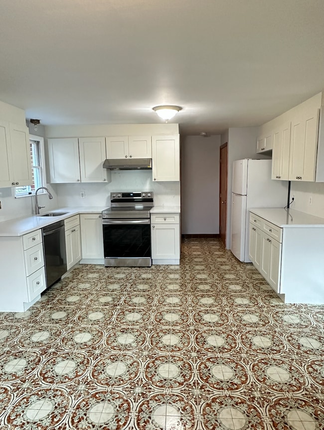 Building Photo - 3bed/1.5bath with laundry, parking. Comple...