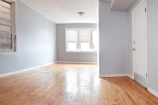 Living Room - 4139 N Western Ave