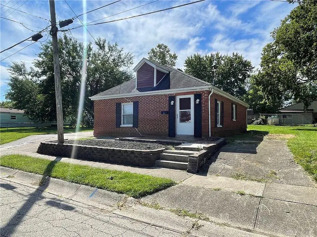 Primary Photo - 16 E McLaughlin Ave