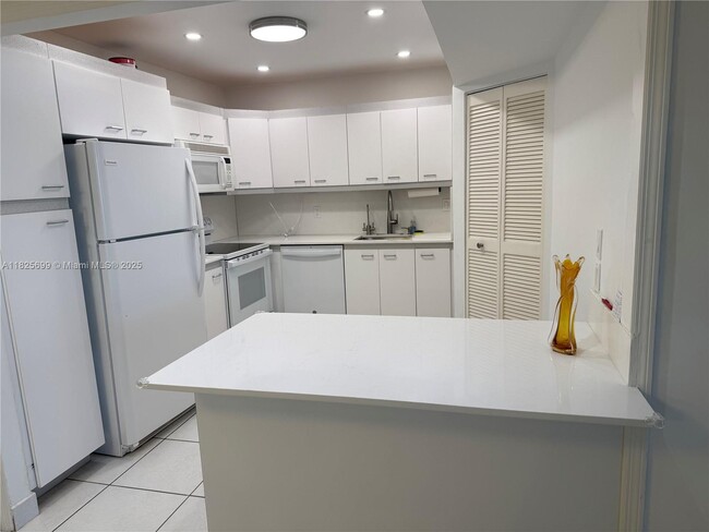 Building Photo - 9273 Collins Ave