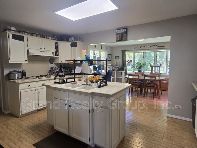 Building Photo - 25151 W Lincoln Dr