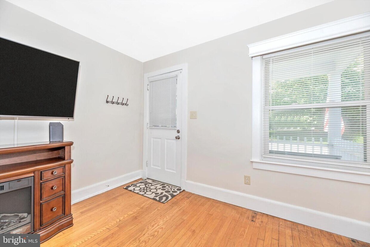 Primary Photo - 918 Motter Ave