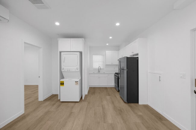 Building Photo - 308 N Catalina Ave