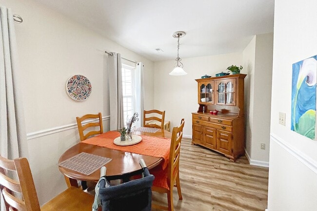 Building Photo - Pet-Friendly Ridgecrest Townhome
