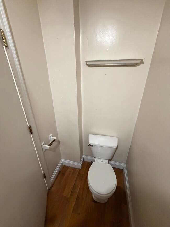 1/2 baño en planta principal - 3714 Stevens Ave