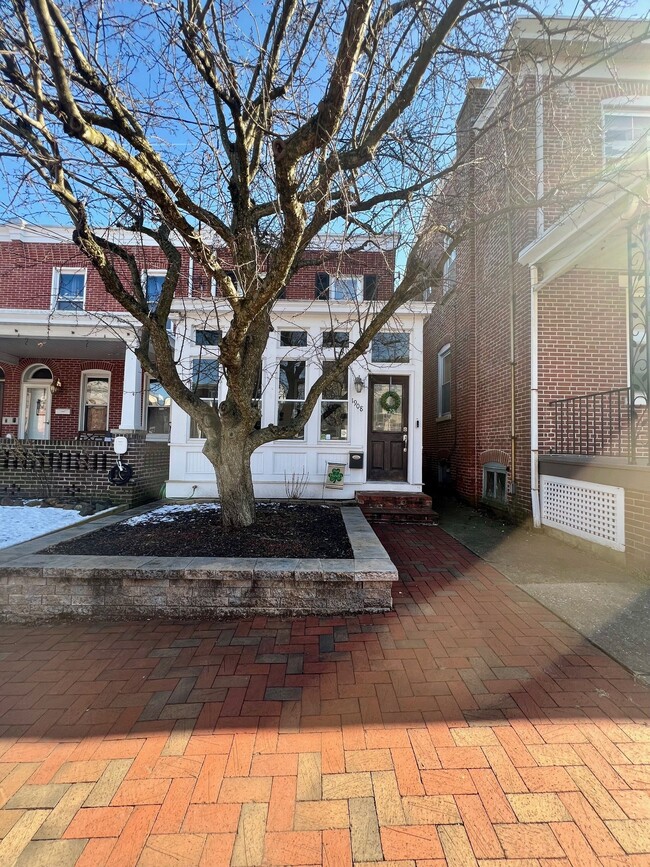 Building Photo - 1908 N Lincoln St