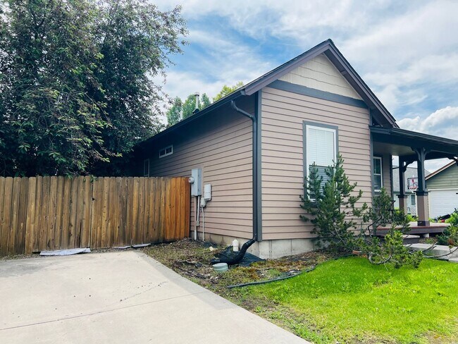 Building Photo - Centrally Located - 3 Bed - 2 Bath - Fenced Yard