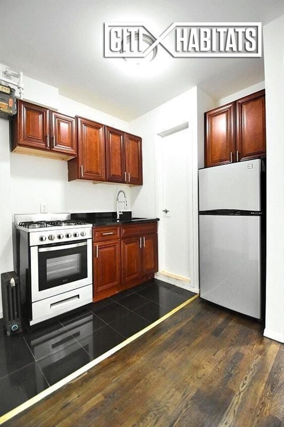 Primary Photo - 390 Broome St