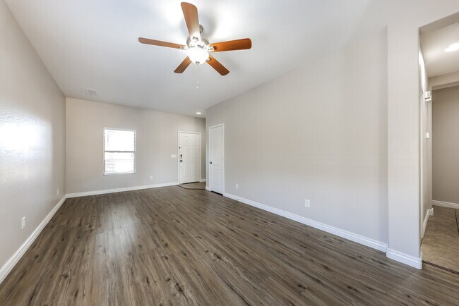 Foto del edificio - 13758 W Port Royale Ln
