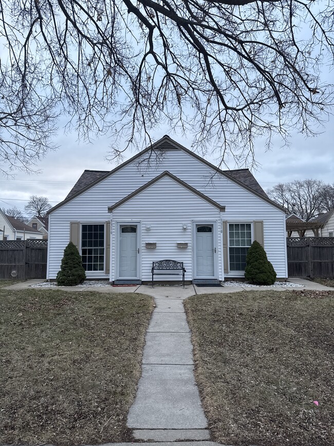 Building Photo - 3318 S Quincy Ave