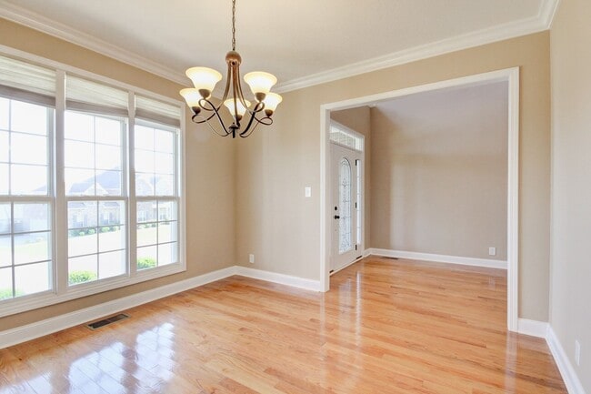 Building Photo - Four Bedroom with Bonus!