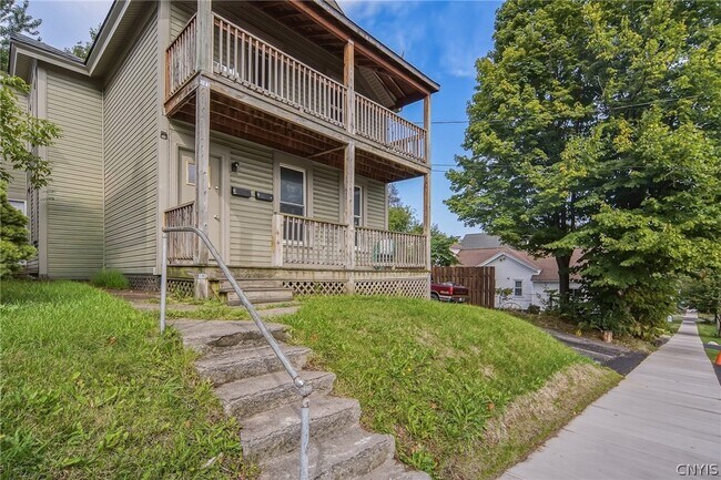 Foto del edificio - 113 Grumbach Ave