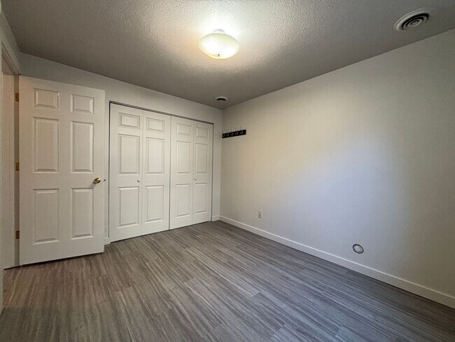 Foto del edificio - Basement Apartment Blocks from Campus